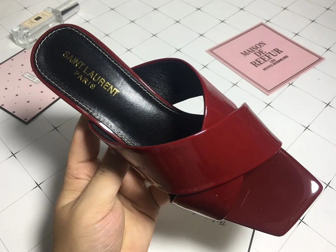 👟👟Ex-factory price 340👟👟 Genuine leather base +40 7CM heel cow patent leather series. 2018 Saint Laurent YSL’s strongest new cross-strap slippers are available in two heel heights. They are 7CM and 9CM respectively. The fabric is made of cowhide. The lining is made of first-layer sheepskin. Size: 34-41 (size 42 can be customized). It is very stable when walking and does not lose its heel.